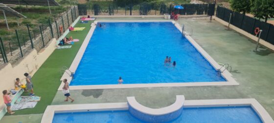 Portellanos y portellanas se refrescan en la piscina