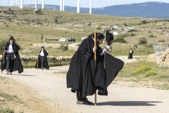 Més pelegrines que pelegrins: Portell reviu dissabte el camí ancestral a Sant Pere de Castellfort amb una participació creixent de dones